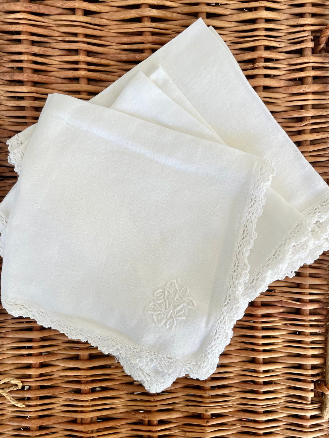 set of 10 embroidered & lace trimmed napkins